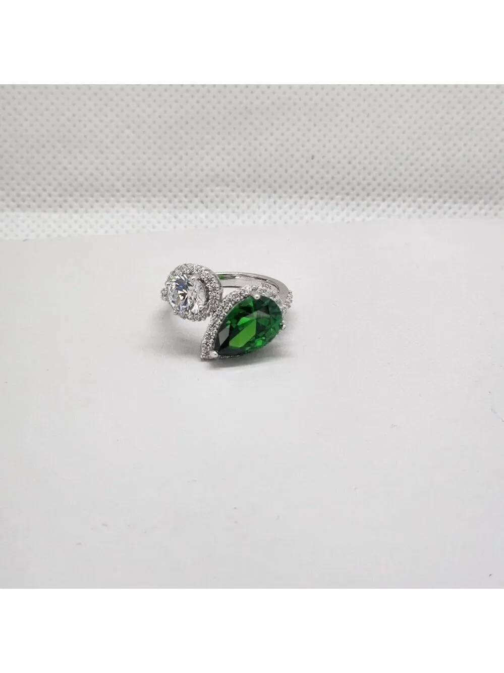 Brand New Sterling Silver 925 Green White Gemstone Ring